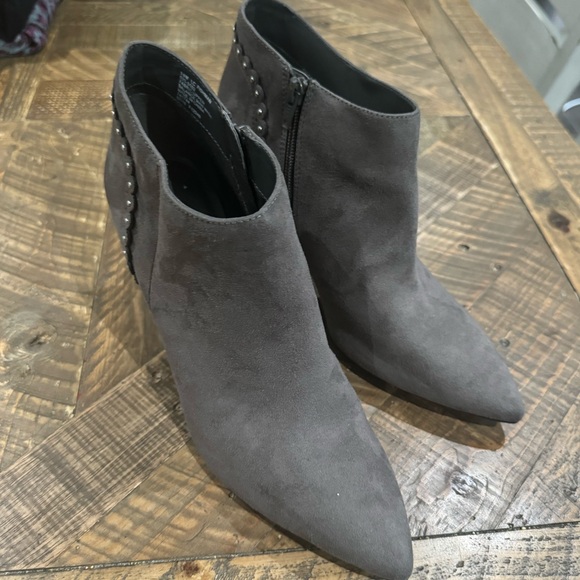Liz Claiborne Flex Form Gray Faux Suede Zip Up Pump Heel Studded Booties 9.5 - Picture 10 of 10
